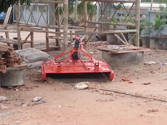 รถไถพร้อมอุปกรณ์