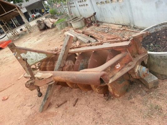 รถไถพร้อมอุปกรณ์