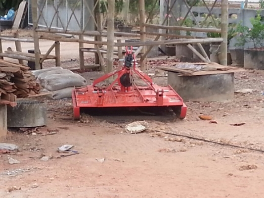 รถไถพร้อมอุปกรณ์