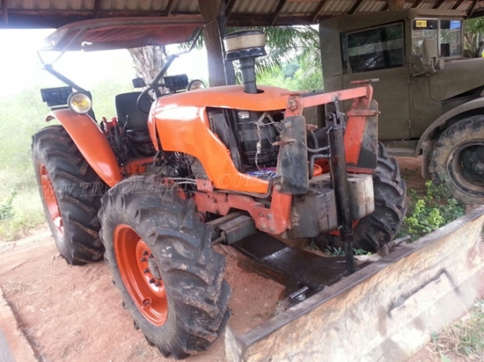 รถไถพร้อมอุปกรณ์