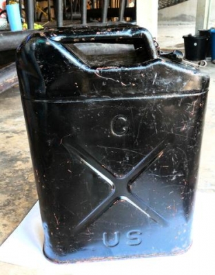 ถังน้ำมัน G ของ US แท้ เก่าสวยยังใช้งานได้ดี มีรหัสรุ่นใต้ถังครบๆ สะสมไว้โชว์เท่ๆ