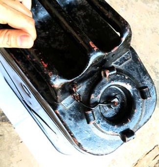 ถังน้ำมัน G ของ US แท้ เก่าสวยยังใช้งานได้ดี มีรหัสรุ่นใต้ถังครบๆ สะสมไว้โชว์เท่ๆ ถังน้ำมัน G ของ US แท้ เก่าสวยยังใช้งานได้ดี มีรหัสรุ่นใต้ถังครบๆ สะสมไว้โชว์เท่ๆ