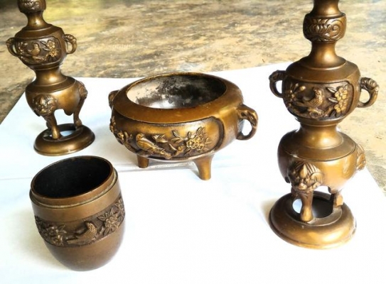 ชุดเชิงเทียนคู่ และชุดกระถางธูป เนื้อทองเหลืองล้วน ลวดลายวิหคจับกิ่งไม้สวยงามยิ่งนัก ทั้งหมด 4 ชิ้น