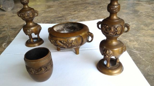 ชุดเชิงเทียนคู่ และชุดกระถางธูป เนื้อทองเหลืองล้วน ลวดลายวิหคจับกิ่งไม้สวยงามยิ่งนัก ทั้งหมด 4 ชิ้น