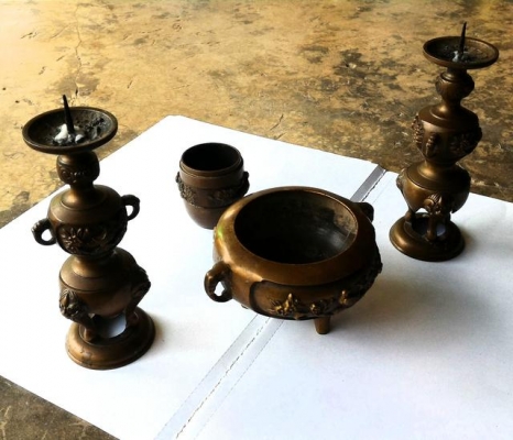 ชุดเชิงเทียนคู่ และชุดกระถางธูป เนื้อทองเหลืองล้วน ลวดลายวิหคจับกิ่งไม้สวยงามยิ่งนัก ทั้งหมด 4 ชิ้น