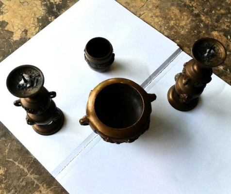 ชุดเชิงเทียนคู่ และชุดกระถางธูป เนื้อทองเหลืองล้วน ลวดลายวิหคจับกิ่งไม้สวยงามยิ่งนัก ทั้งหมด 4 ชิ้น