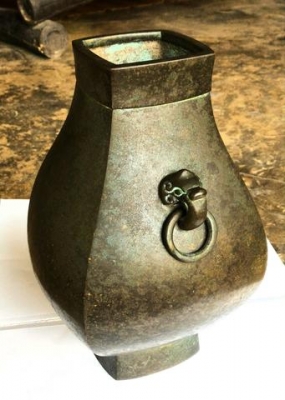 โถแจกันทองเหลืองเก่า ใบใหญ่สุดๆ หนักมากๆ มีห่วงสองข้างขยับได้ รูปทรงแปลกสวยงามแบบอลังการ