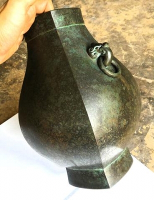 โถแจกันทองเหลืองเก่า ใบใหญ่สุดๆ หนักมากๆ มีห่วงสองข้างขยับได้ รูปทรงแปลกสวยงามแบบอลังการ