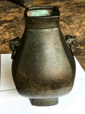 โถแจกันทองเหลืองเก่า ใบใหญ่สุดๆ หนักมากๆ มีห่วงสองข้างขยับได้ รูปทรงแปลกสวยงามแบบอลังการ