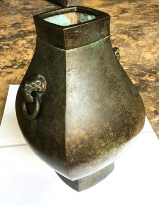 โถแจกันทองเหลืองเก่า ใบใหญ่สุดๆ หนักมากๆ มีห่วงสองข้างขยับได้ รูปทรงแปลกสวยงามแบบอลังการ