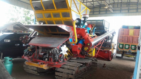 รถเกี่ยว เกษตรอุ้ม ปรับระดับ ช่วงล่าง10โซ่เต็ม เครื่องHO7D ปั้มเบอร์ 22 รถเกี่ยว เกษตรอุ้ม ปรับระดับ ช่วงล่าง10โซ่เต็ม เครื่องHO7D ปั้มเบอร์ 22