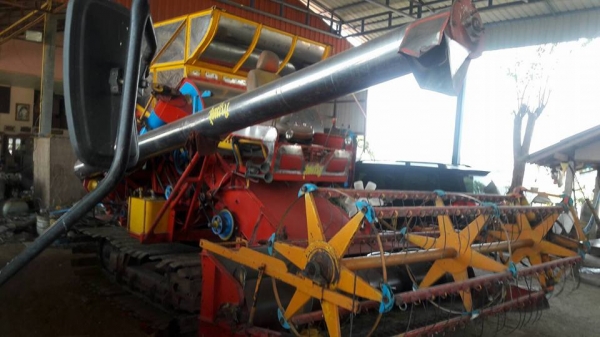 รถเกี่ยว เกษตรอุ้ม ปรับระดับ ช่วงล่าง10โซ่เต็ม  เครื่องHO7D ปั้มเบอร์ 22