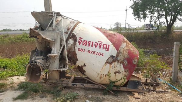 ขาย โม่ปูน 2 คิว สภาพและอุปกรณ์มีตามรูป ชุดปั้มถอดไปใส่คันอื่นแล้วครับ ราคาต่อรองได้