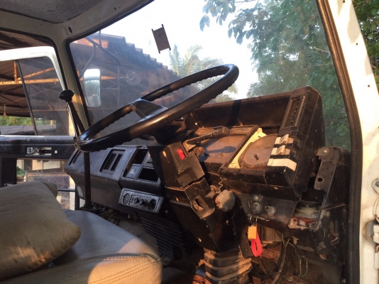 ขายรถ10ล้อท้ายลาด ISUZU 358484 เครื่องEM 100 220แรงม้า สนใจโทร 081-970-1072