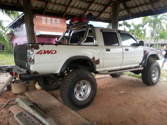 รถโฟวิล 4 ประตู ยี่ห้อ TOYOTA