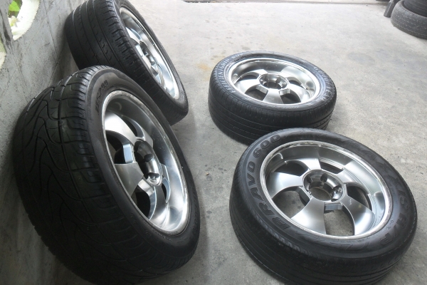 ล้อแม็ก20นิ้ว6รู พร้อมยาง สวยๆ 4 ล้อ ราคา 8900 บาท