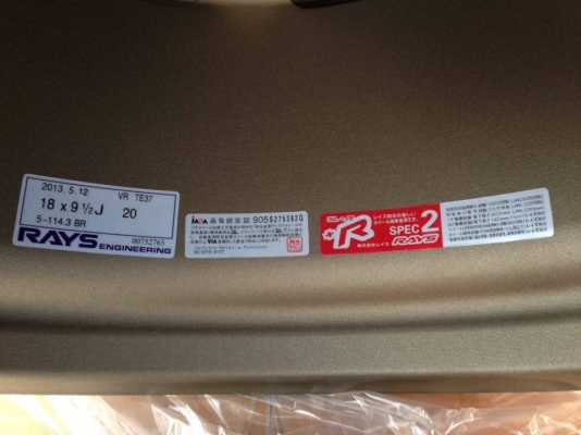 แม็กพร้อมยางขอบ 18 TE 37 แม็กใหม่ก้านตรง กว้าง 9.5-10.5 งานปั๊มครบแผ่นเพทครบพร้อมยางเปอร์เซ็น 265-60-18 ปี13 สวยๆเอาไปใส่หล่อๆวิ่งกันยาวๆค่