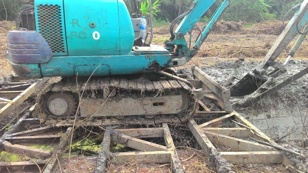 Komatsu Pc10-7โซ่ใหม่ 155,000ราคาต่อรองเทียบเท่าpc20-7