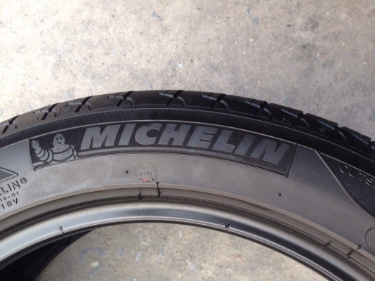 ยาง MICHELIN 215-50-17 ปี 12 2 เส้น 2000 สภาพสวยๆดอกยางนิ่มๆไม่บวมเอาไปวิ่งกันยาวๆราคาเบาๆค่ะ