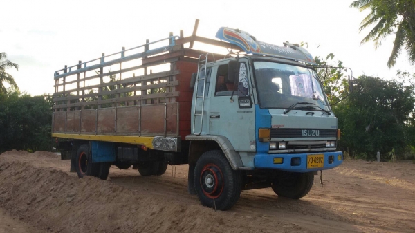 ขาย 430.000 รถบรรทุก 6ล้อใหญ่บรรทุกได้25ตันสภาพดี พร้อมลุยงานหนัก