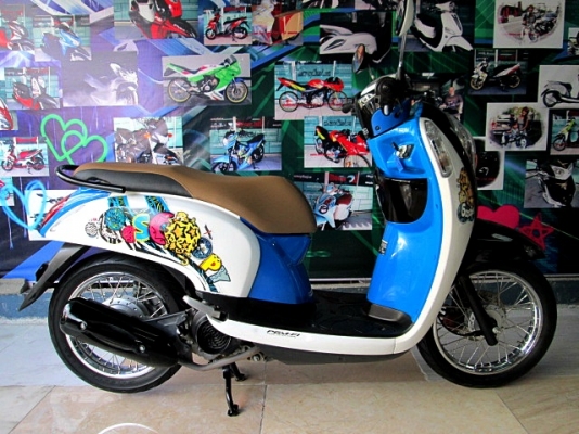scoopy i สีขาวนํ้าเงิน เครื่องยนต์เดิมๆ จากศูนย์ ติดสติกเกอร์ลายใหม่ สวยทันสมัยยิ่งขึ้น แถม 4 รายการ scoopy i สีขาวนํ้าเงิน เครื่องยนต์เดิมๆ จากศูนย์ ติดสติกเกอร์ลายใหม่ สวยทันสมัยยิ่งขึ้น แถม 4 รายการ
