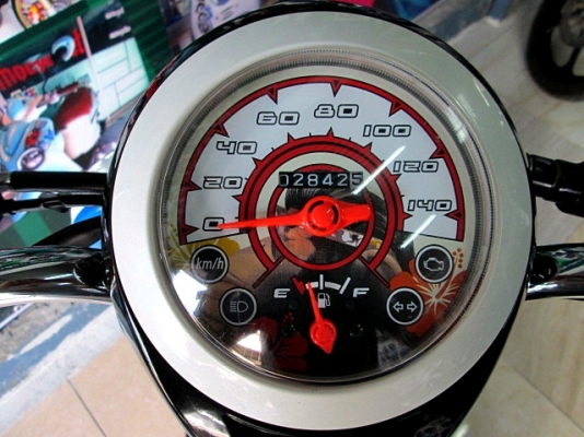 scoopy i สีขาวนํ้าเงิน เครื่องยนต์เดิมๆ จากศูนย์ ติดสติกเกอร์ลายใหม่ สวยทันสมัยยิ่งขึ้น แถม 4 รายการ scoopy i สีขาวนํ้าเงิน เครื่องยนต์เดิมๆ จากศูนย์ ติดสติกเกอร์ลายใหม่ สวยทันสมัยยิ่งขึ้น แถม 4 รายการ