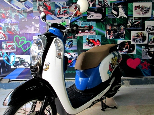 scoopy i สีขาวนํ้าเงิน เครื่องยนต์เดิมๆ จากศูนย์ ติดสติกเกอร์ลายใหม่ สวยทันสมัยยิ่งขึ้น แถม 4 รายการ scoopy i สีขาวนํ้าเงิน เครื่องยนต์เดิมๆ จากศูนย์ ติดสติกเกอร์ลายใหม่ สวยทันสมัยยิ่งขึ้น แถม 4 รายการ