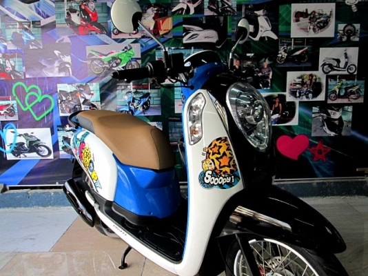 scoopy i สีขาวนํ้าเงิน เครื่องยนต์เดิมๆ จากศูนย์ ติดสติกเกอร์ลายใหม่ สวยทันสมัยยิ่งขึ้น  แถม 4 รายการ
