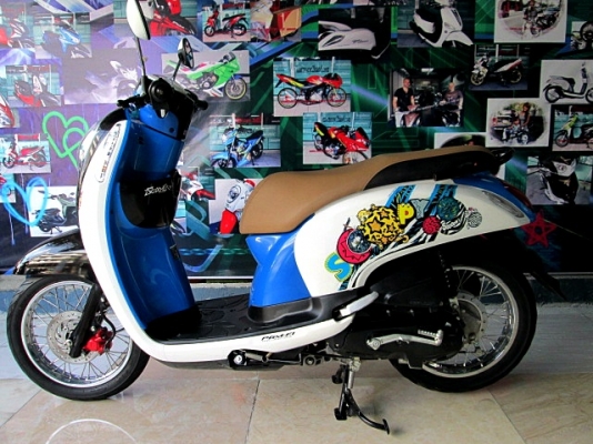 scoopy i สีขาวนํ้าเงิน เครื่องยนต์เดิมๆ จากศูนย์ ติดสติกเกอร์ลายใหม่ สวยทันสมัยยิ่งขึ้น แถม 4 รายการ scoopy i สีขาวนํ้าเงิน เครื่องยนต์เดิมๆ จากศูนย์ ติดสติกเกอร์ลายใหม่ สวยทันสมัยยิ่งขึ้น แถม 4 รายการ