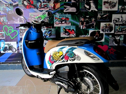 scoopy i สีขาวนํ้าเงิน เครื่องยนต์เดิมๆ จากศูนย์ ติดสติกเกอร์ลายใหม่ สวยทันสมัยยิ่งขึ้น แถม 4 รายการ scoopy i สีขาวนํ้าเงิน เครื่องยนต์เดิมๆ จากศูนย์ ติดสติกเกอร์ลายใหม่ สวยทันสมัยยิ่งขึ้น แถม 4 รายการ