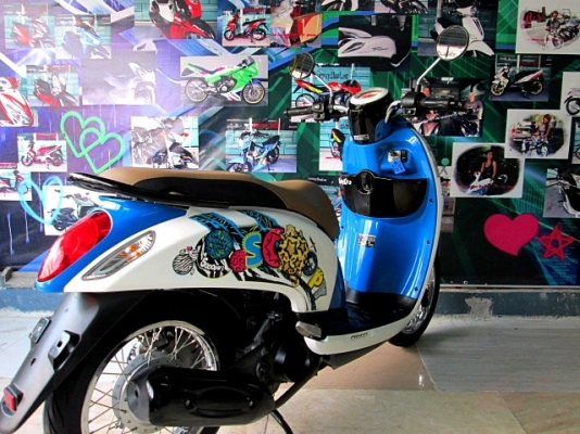 scoopy i สีขาวนํ้าเงิน เครื่องยนต์เดิมๆ จากศูนย์ ติดสติกเกอร์ลายใหม่ สวยทันสมัยยิ่งขึ้น แถม 4 รายการ scoopy i สีขาวนํ้าเงิน เครื่องยนต์เดิมๆ จากศูนย์ ติดสติกเกอร์ลายใหม่ สวยทันสมัยยิ่งขึ้น แถม 4 รายการ