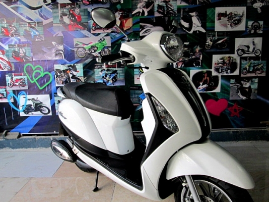 Grand filano 125 cc. สีขาว พิมนิยม ยูบ็อกใหญ่ใส่ของจุใจ มีไฟไต้เบาะ ช่องเติมน้ำมันด้านหน้า แถม 4 รายการ 38900