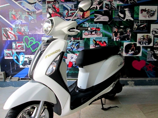 Grand filano 125 cc. สีขาว พิมนิยม ยูบ็อกใหญ่ใส่ของจุใจ มีไฟไต้เบาะ ช่องเติมน้ำมันด้านหน้า แถม 4 รายการ 38900