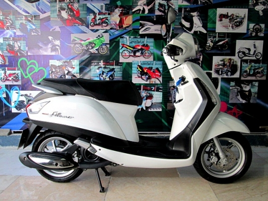 Grand filano 125 cc. สีขาว พิมนิยม ยูบ็อกใหญ่ใส่ของจุใจ มีไฟไต้เบาะ ช่องเติมน้ำมันด้านหน้า แถม 4 รายการ 38900