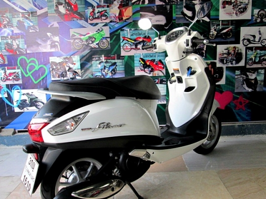 Grand filano 125 cc. สีขาว พิมนิยม ยูบ็อกใหญ่ใส่ของจุใจ มีไฟไต้เบาะ ช่องเติมน้ำมันด้านหน้า แถม 4 รายการ 38900