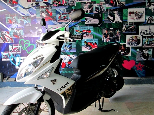 nuovo Elegance สีขาวดำ  รุ่นนี้ เครื่องยนต์ 135 ซีๆ.แรงดี ทน แกร่ง ไม่มีปัญหาจุกจิก  แถม 3 รายการ