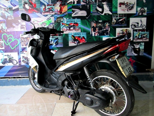 nuovo Elegance สีขาวดำ  รุ่นนี้ เครื่องยนต์ 135 ซีๆ.แรงดี ทน แกร่ง ไม่มีปัญหาจุกจิก  แถม 3 รายการ