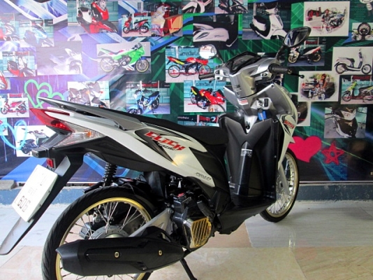 CLICK 125 i ลาย tune up สีขาวเทา ลงล้อทองขอบ 17 ของ yoko ล้อประหยัดน้ำมัน ของแถม 3 รายการ