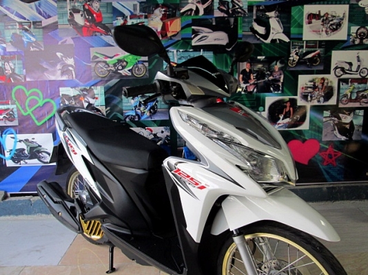 CLICK 125 i ลาย tune up สีขาวเทา ลงล้อทองขอบ 17 ของ yoko ล้อประหยัดน้ำมัน ของแถม 3 รายการ