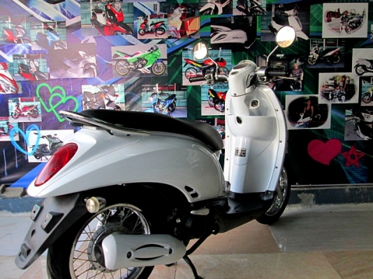 scoopy i สีขาวๆ สวยสะอาด สียอดนิยม เครื่องยนต์ดี ระบบหัวฉีด ประหยัดน้ำมัน ยางหน้าหลังใหม่ๆ ใช้ได้อีกยาว