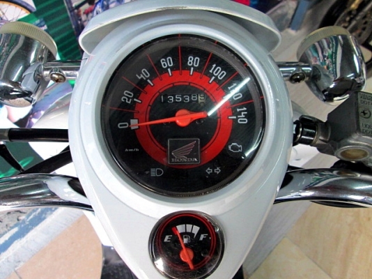 scoopy i สีขาวๆ สวยสะอาด สียอดนิยม เครื่องยนต์ดี ระบบหัวฉีด ประหยัดน้ำมัน ยางหน้าหลังใหม่ๆ ใช้ได้อีกยาว