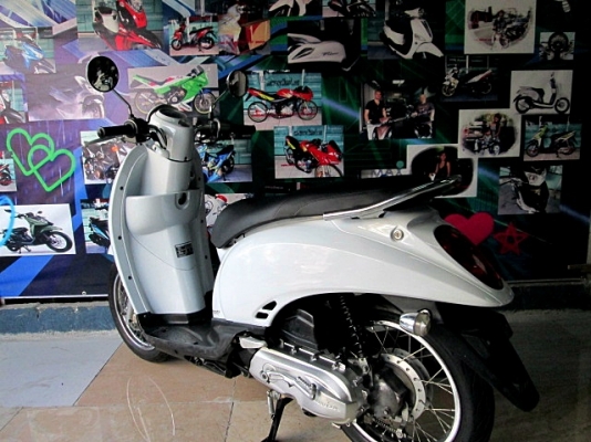 scoopy i สีขาวๆ สวยสะอาด สียอดนิยม เครื่องยนต์ดี ระบบหัวฉีด ประหยัดน้ำมัน ยางหน้าหลังใหม่ๆ ใช้ได้อีกยาว