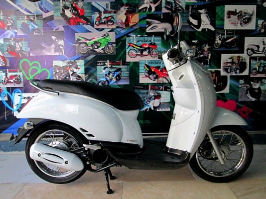 scoopy i สีขาวๆ สวยสะอาด สียอดนิยม เครื่องยนต์ดี ระบบหัวฉีด ประหยัดน้ำมัน ยางหน้าหลังใหม่ๆ ใช้ได้อีกยาว