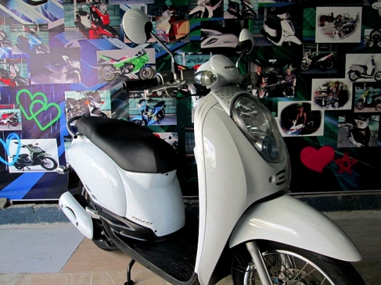 scoopy i สีขาวๆ สวยสะอาด สียอดนิยม เครื่องยนต์ดี ระบบหัวฉีด ประหยัดน้ำมัน ยางหน้าหลังใหม่ๆ ใช้ได้อีกยาว