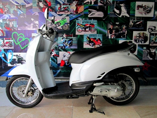 scoopy i สีขาวๆ สวยสะอาด สียอดนิยม เครื่องยนต์ดี ระบบหัวฉีด ประหยัดน้ำมัน ยางหน้าหลังใหม่ๆ ใช้ได้อีกยาว