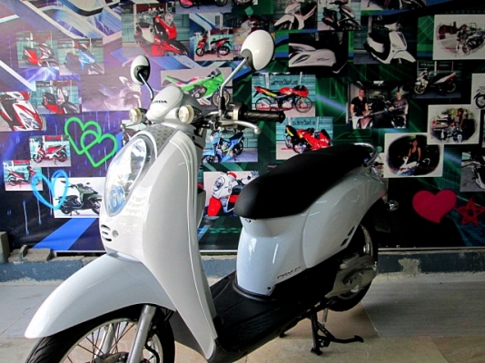 scoopy i สีขาวๆ สวยสะอาด สียอดนิยม เครื่องยนต์ดี ระบบหัวฉีด ประหยัดน้ำมัน ยางหน้าหลังใหม่ๆ ใช้ได้อีกยาว