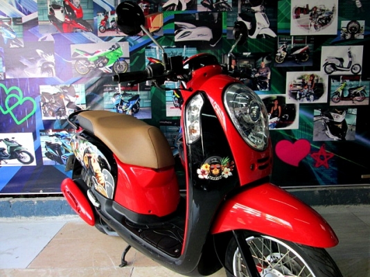 scoopy i สีดำแดง เข้มสดสวยยอดนิยม  เครื่องยนต์เดิมๆจากศูนย์  ไมล์ 4 พันโล แถม 4 รายการ