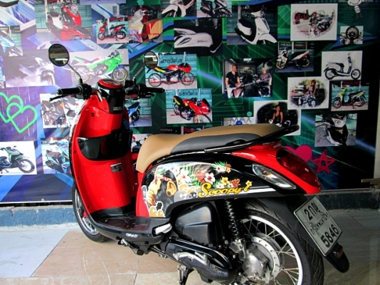 scoopy i สีดำแดง เข้มสดสวยยอดนิยม  เครื่องยนต์เดิมๆจากศูนย์  ไมล์ 4 พันโล แถม 4 รายการ