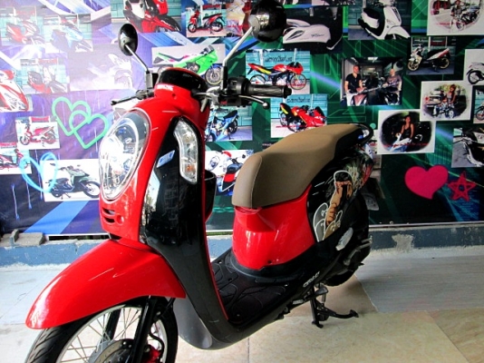 scoopy i สีดำแดง เข้มสดสวยยอดนิยม  เครื่องยนต์เดิมๆจากศูนย์  ไมล์ 4 พันโล แถม 4 รายการ