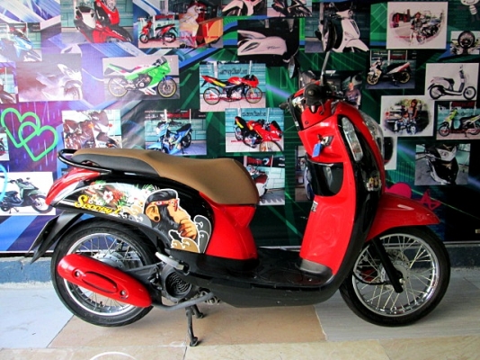 scoopy i สีดำแดง เข้มสดสวยยอดนิยม  เครื่องยนต์เดิมๆจากศูนย์  ไมล์ 4 พันโล แถม 4 รายการ